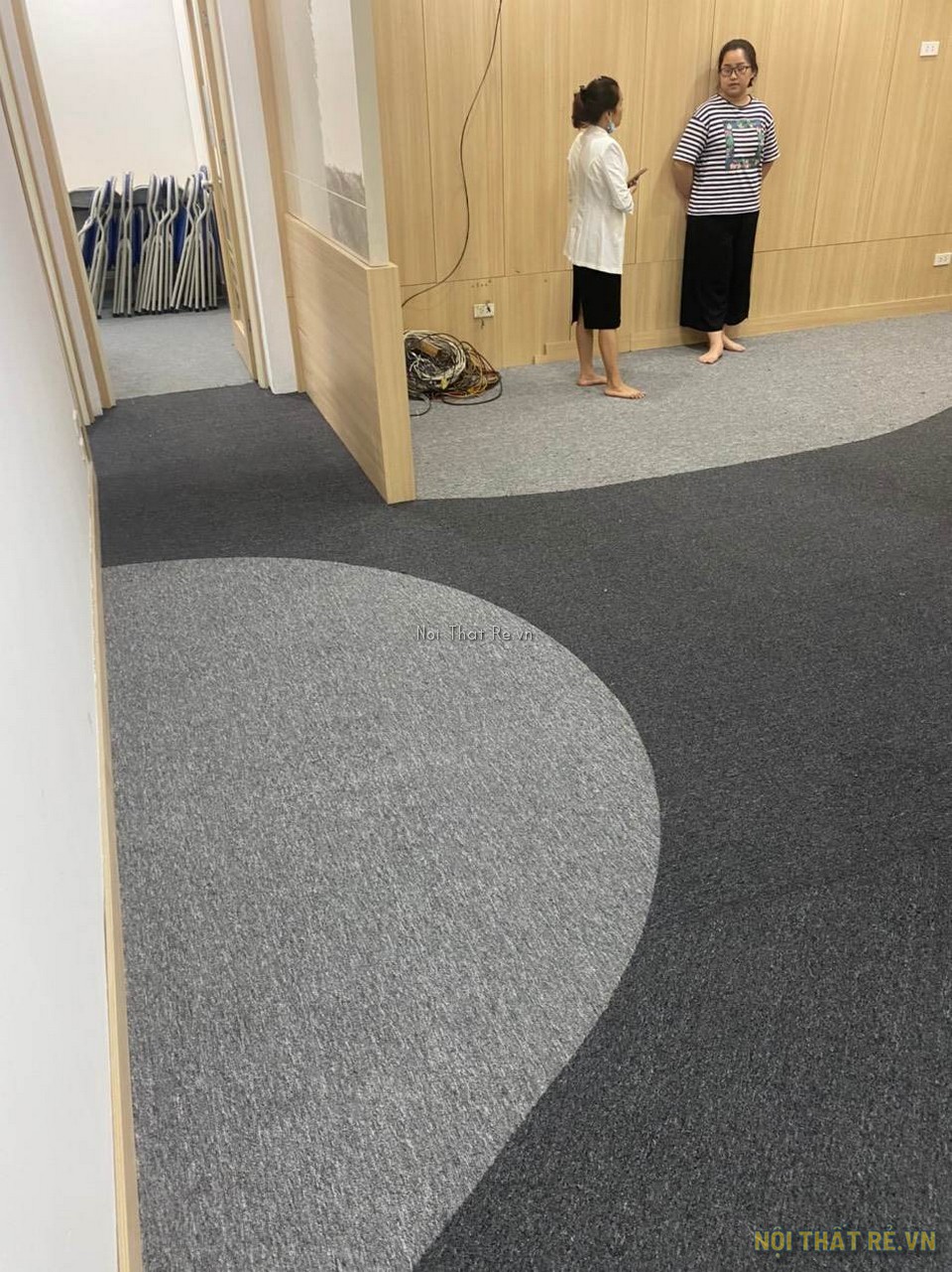 Trải thảm 2 màu tạo điểm nhấn cho văn phòng