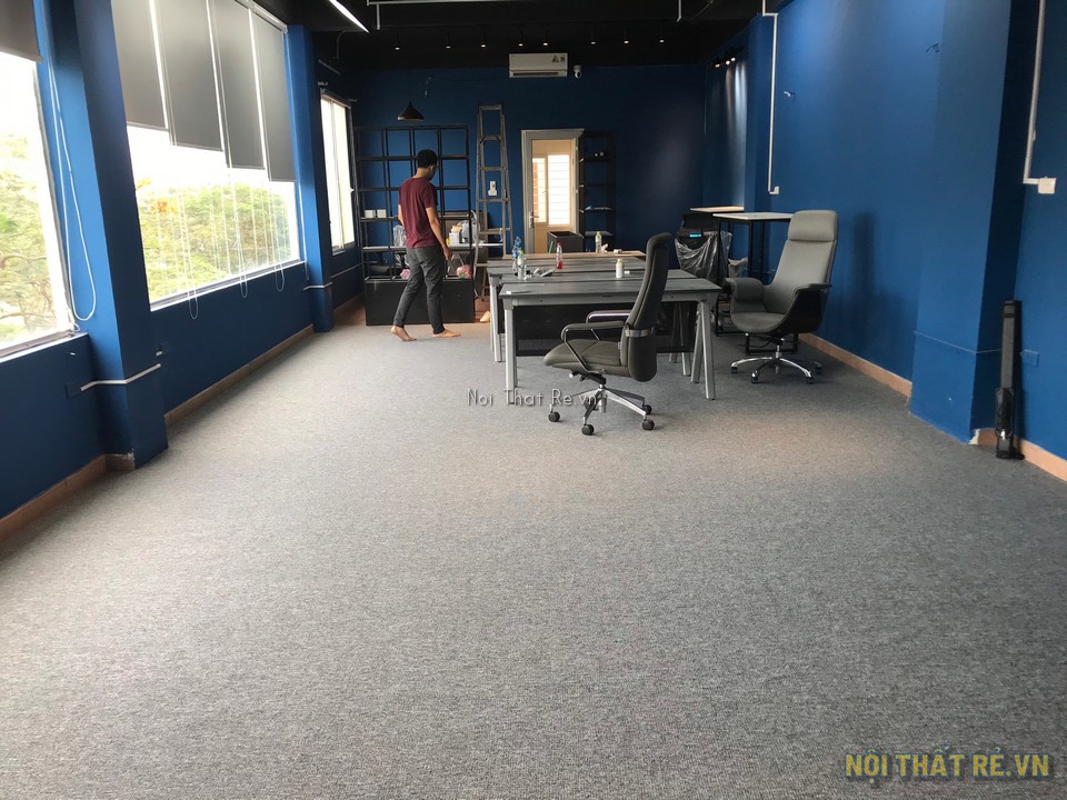 Văn phòng công ty thiết kế sử dụng thảm trải sàn màu ghi xám